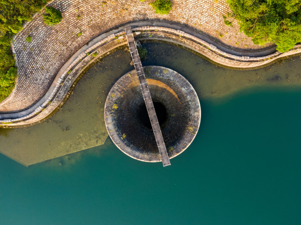 Reservoir discharge channel from top