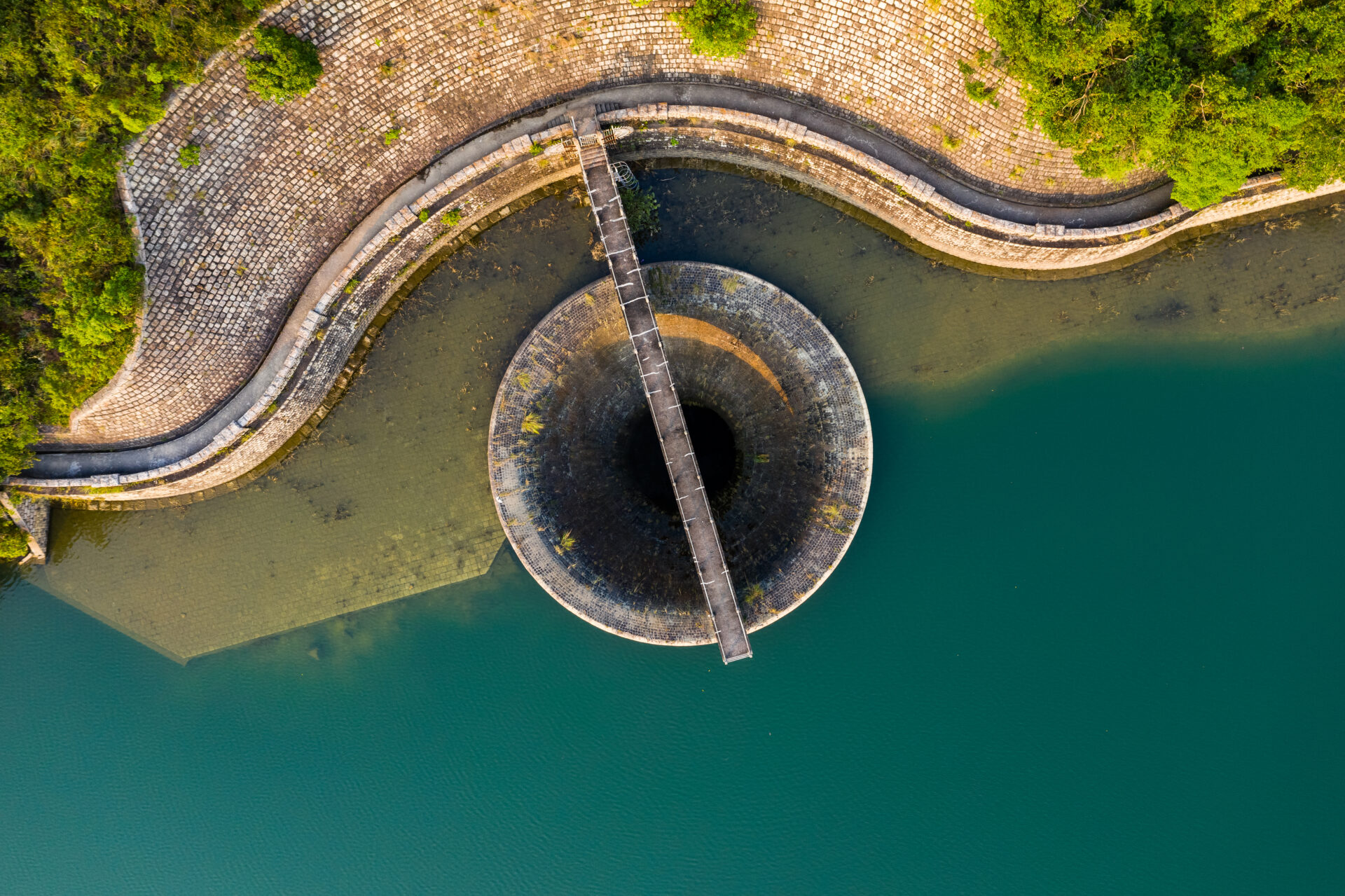 Reservoir discharge channel from top